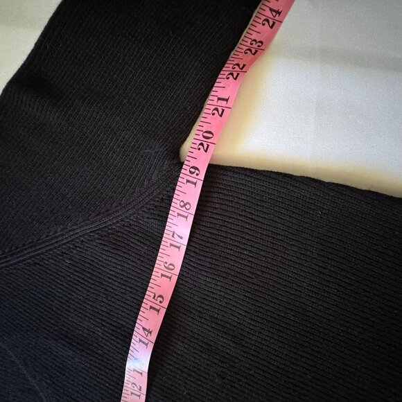 Athleta Hanover Refined V-Neck Sweater Size Medium - Picture 7 of 7